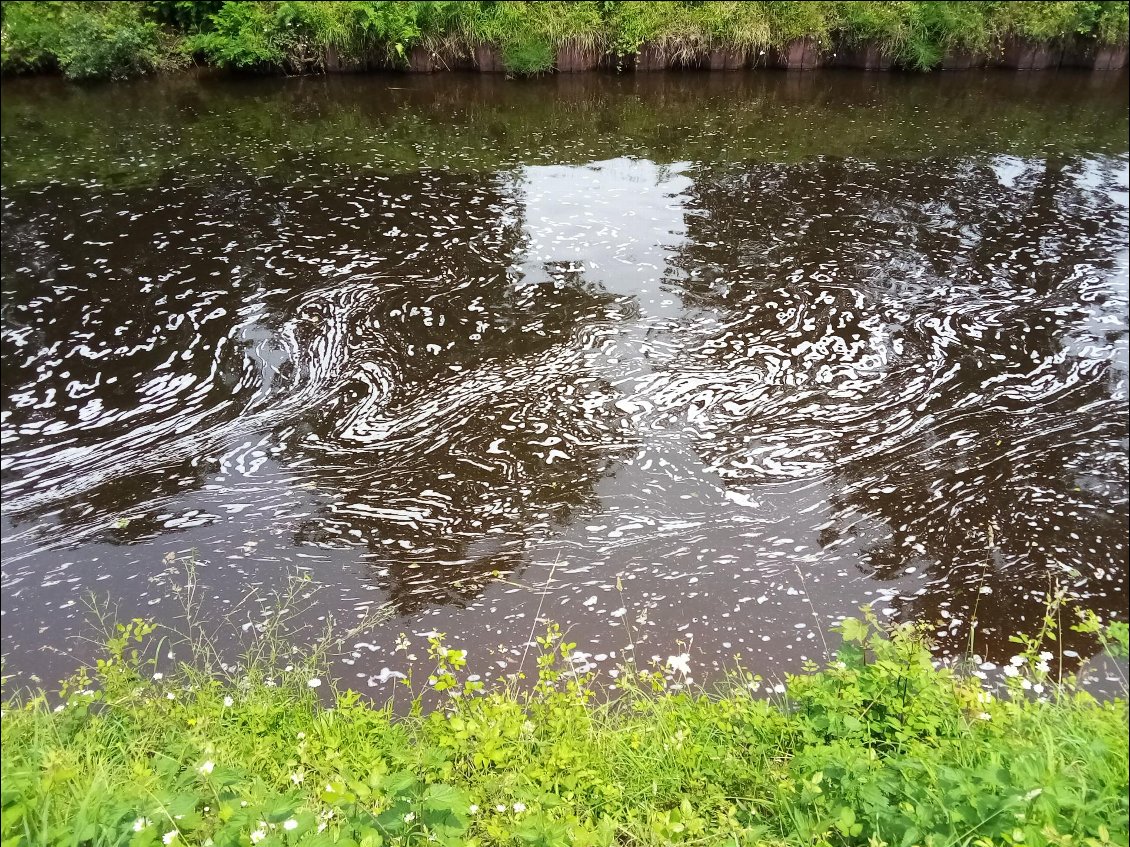 Jolis dessins d'eau devant une écluse.