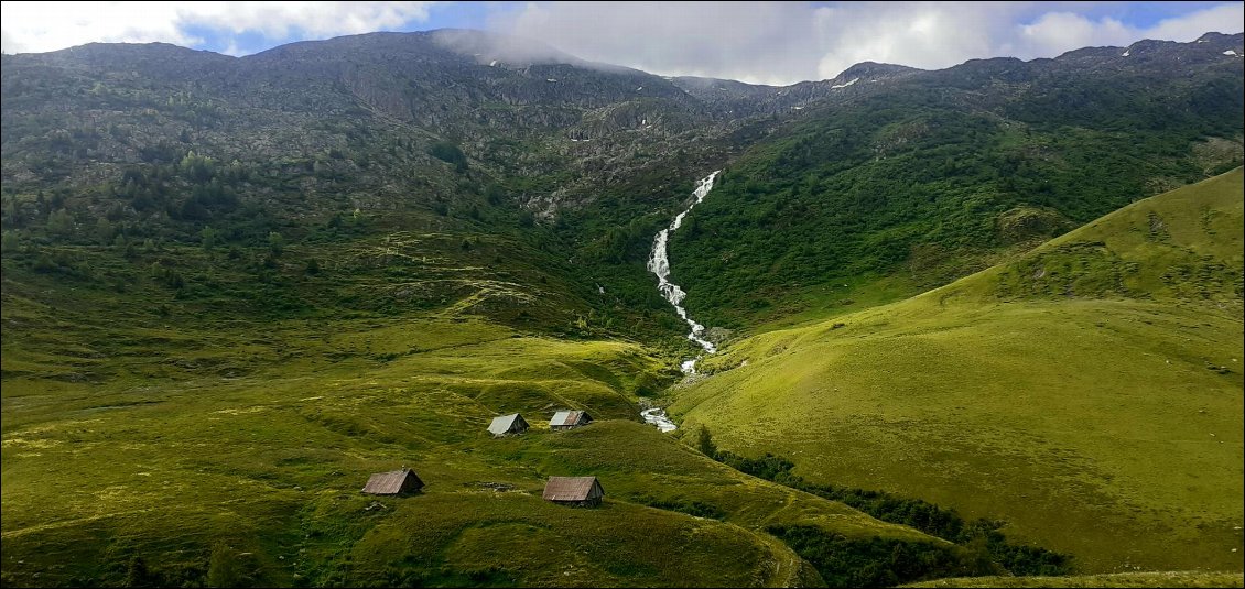 route de Grand maison; grande dame nature fendue de la route.
