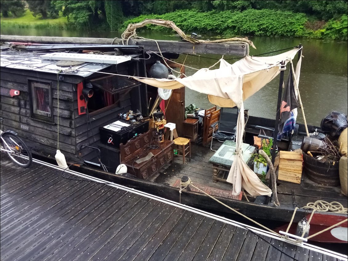 Bric à brac de mon voisin à Josselin. Notez la présence, particulière s'il en est, d'une commode bretonne.