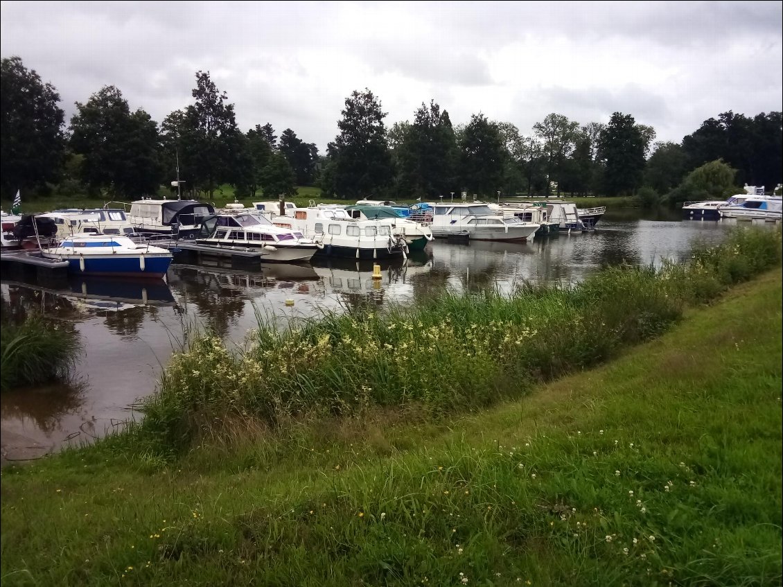 L'énorme port de plaisance de Rohan.