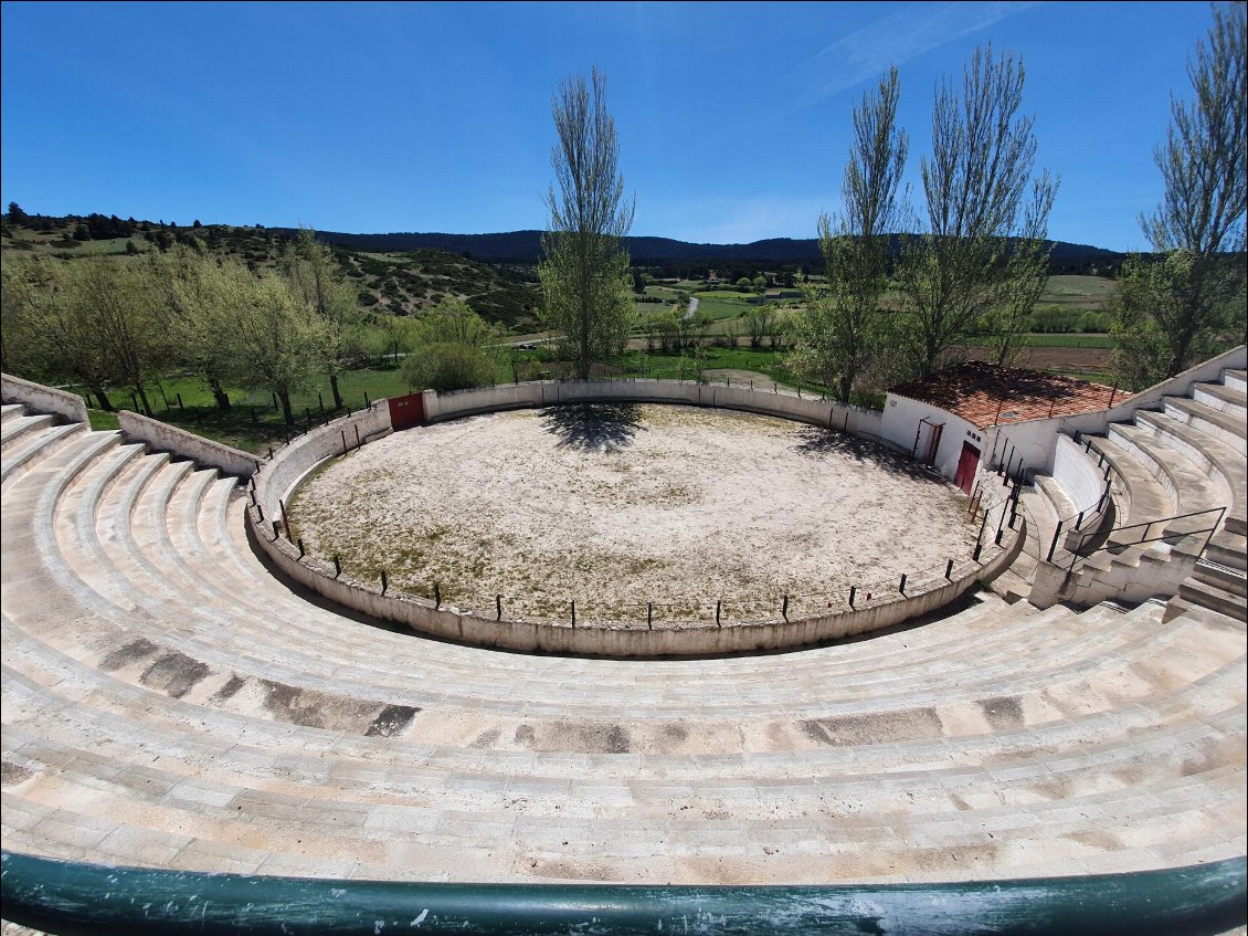 La demi-plaza de torros de Guadalaviar adossée à la colline