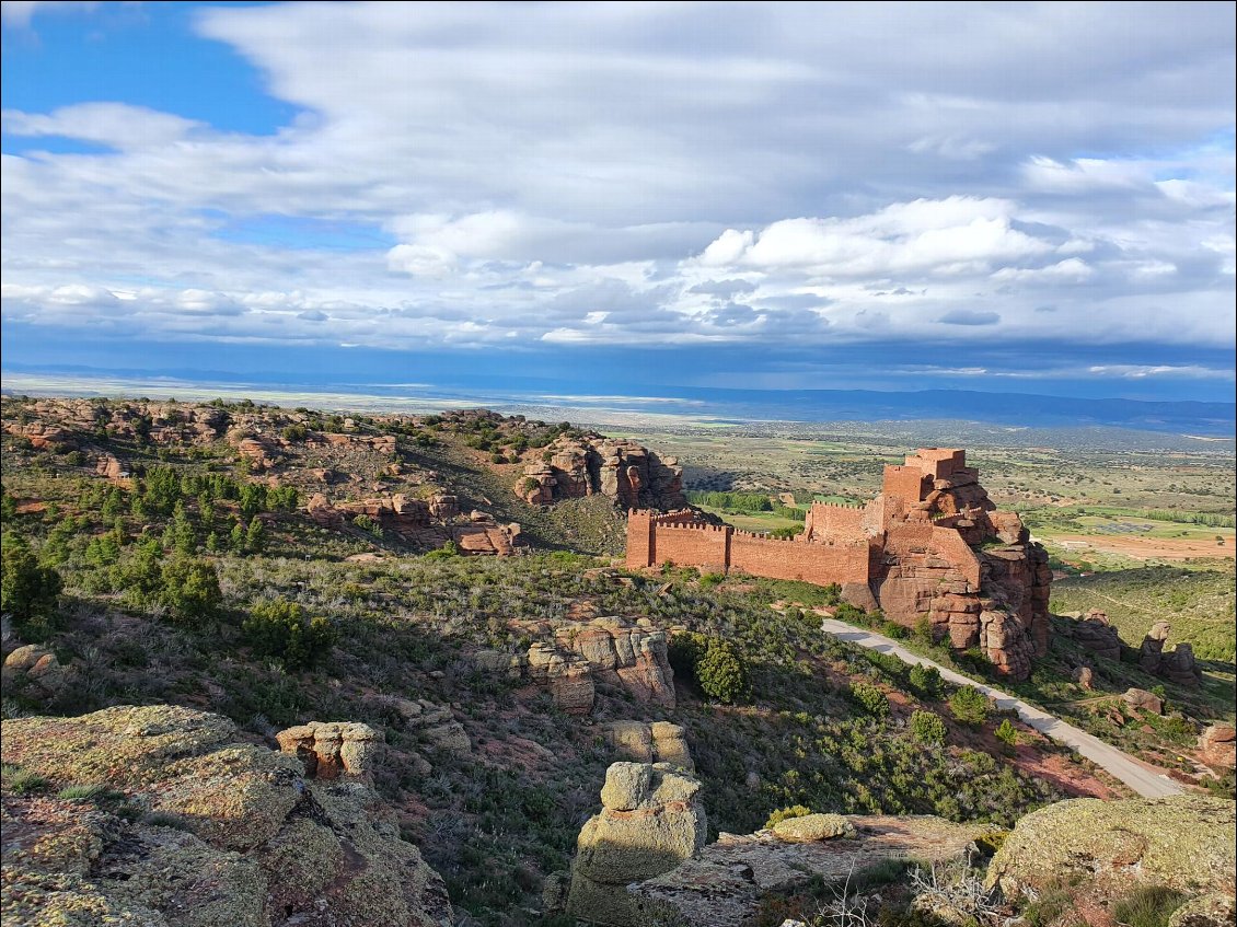 Castillo de Peracense, une route alternative de Montaanas Vacias fait le tour de 3 chateaux