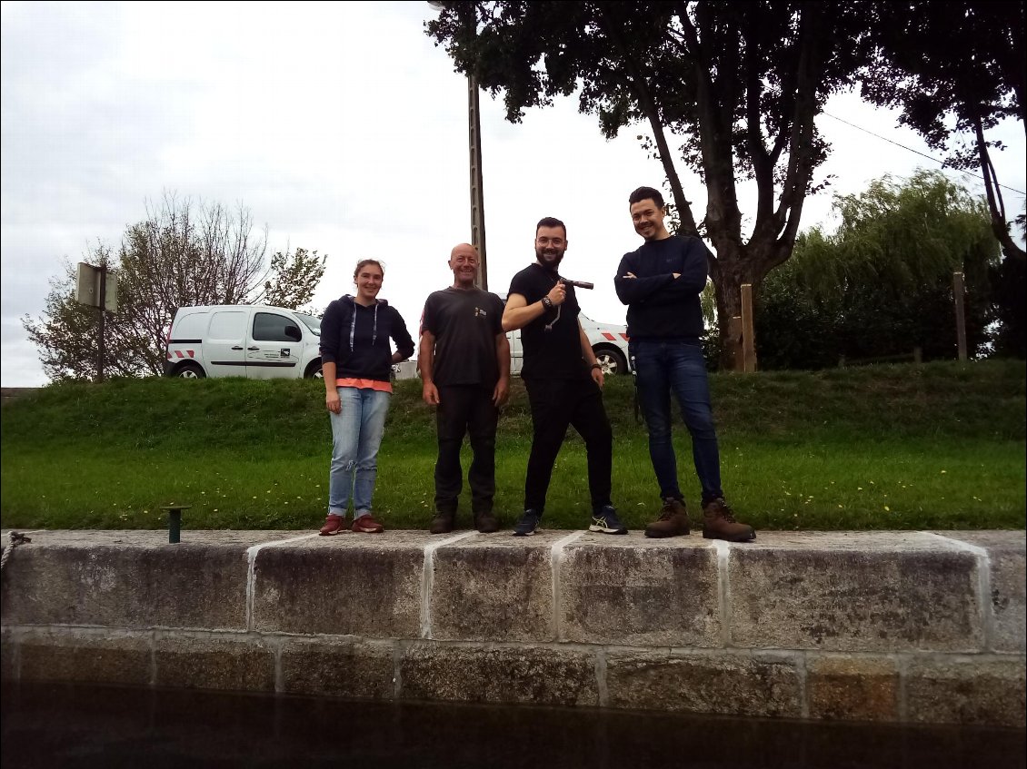 Photo de famille : l'éclusière et les trois éclusiers avec qui nous avons passé ces deux journées. Vraiment une super équipe.