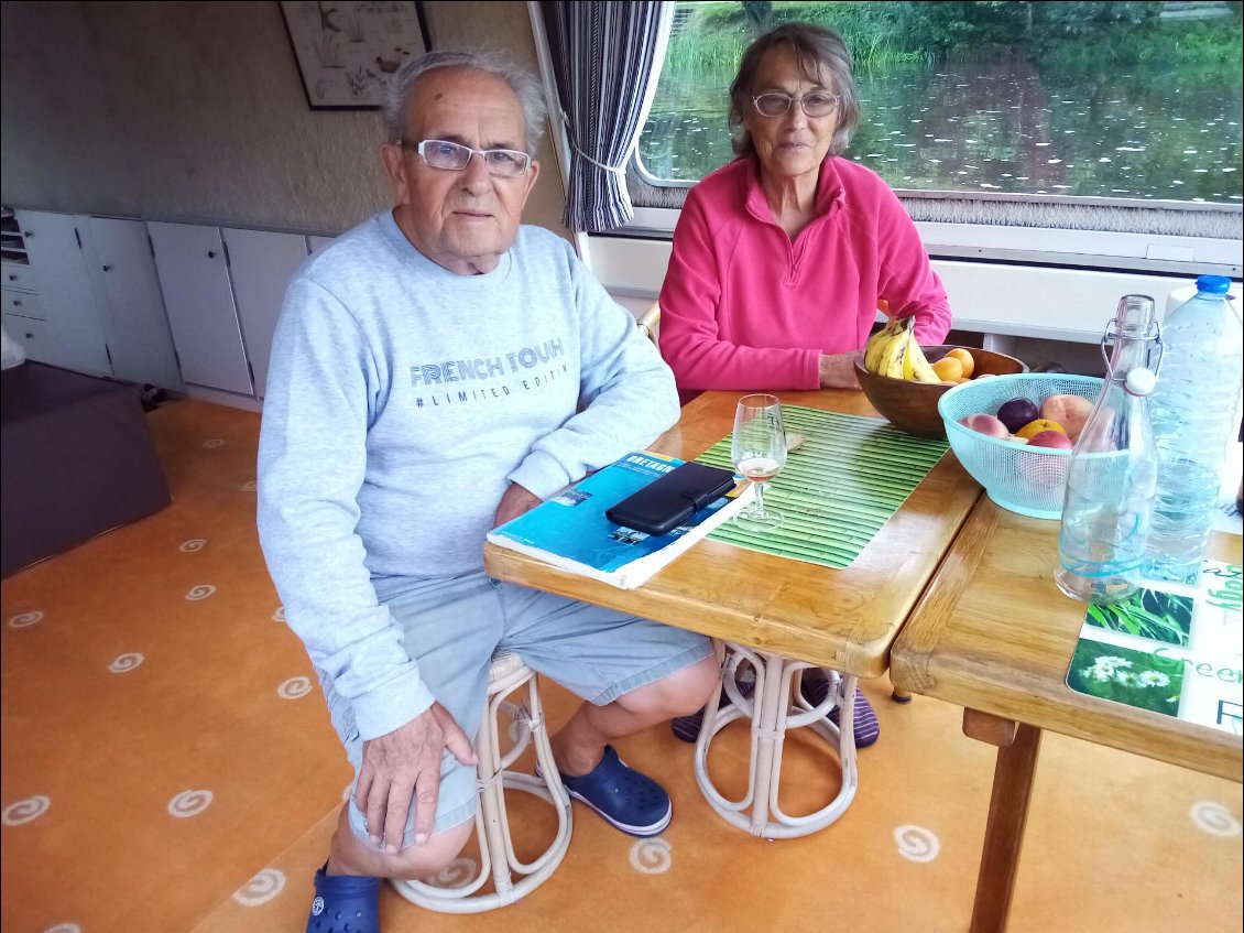 Nelly et Bernard à bord de leur vaste bateau.
Anciens loueurs de bateaux sur l'Erdre...