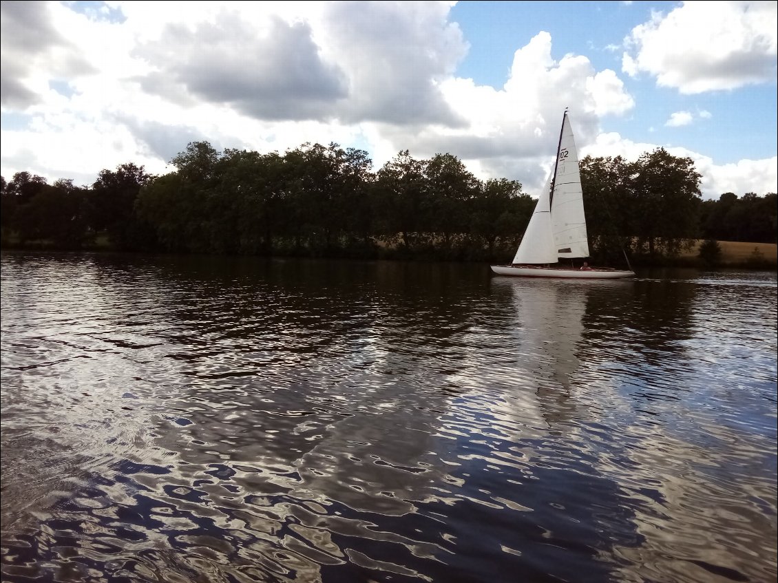 Et plus loin une superbe embarcation fabriquée par son capitaine, réplique d'un ancien bateau de course.