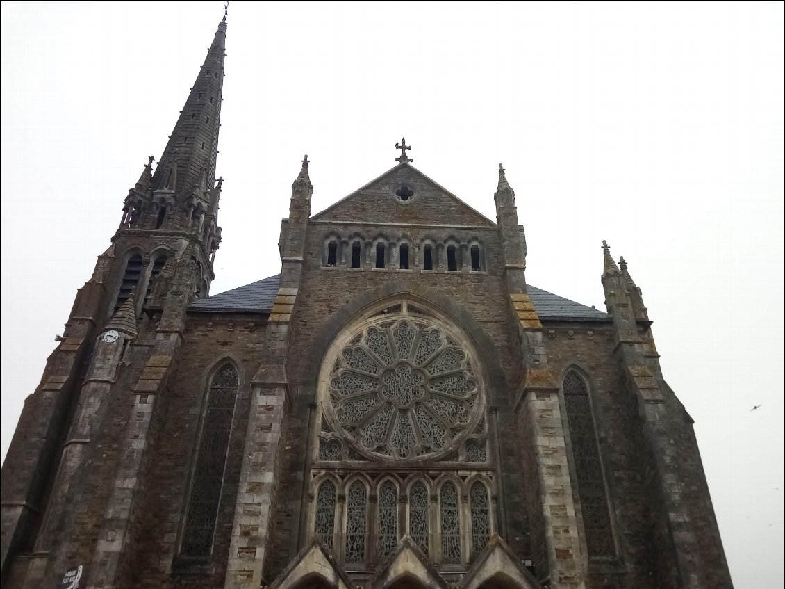 Grimpette jusqu'au centre ensuite pour un petit-déjeuner.
Encore un bourg avec une église démesurée. Superbe rosace.