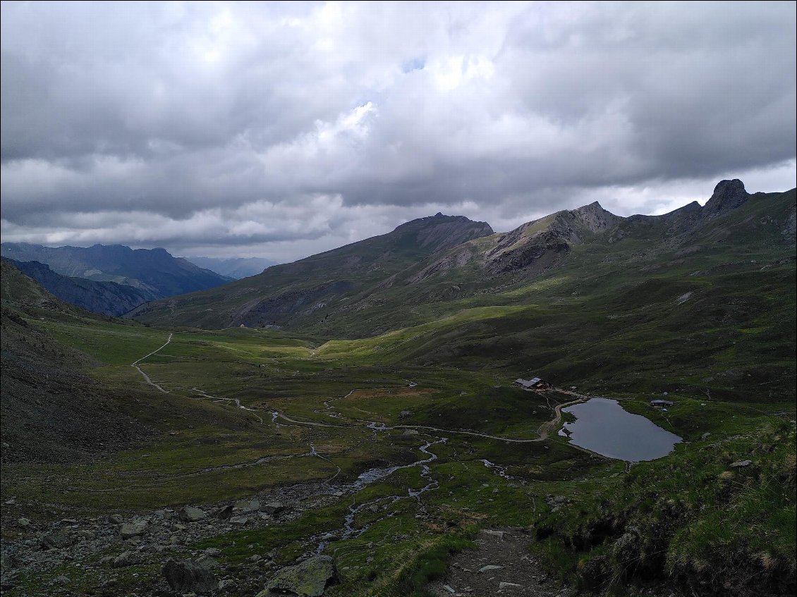 Lac de la blanche avec le Refuge à côté