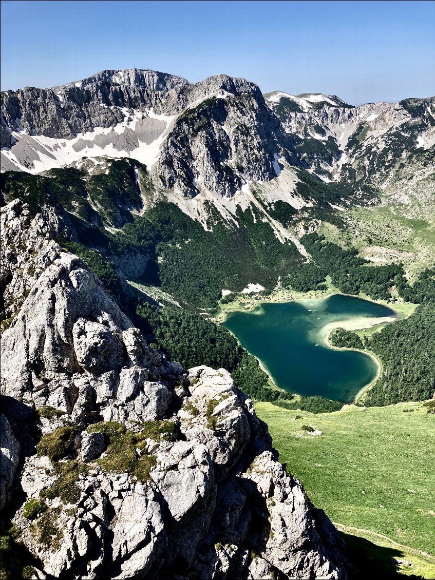 Dans la montée du Maglic avec vue sur le lac Trnovacko.