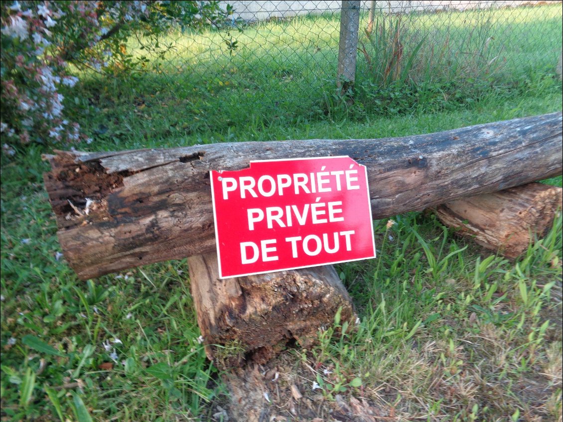 ... même de poteau pour accrocher la pancarte !