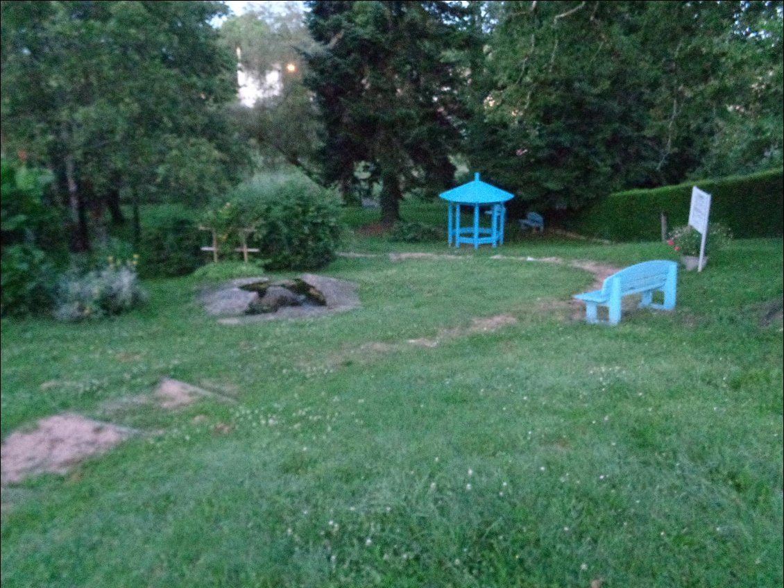 La source de la Charente, un peu floue au flash à 6h du matin.