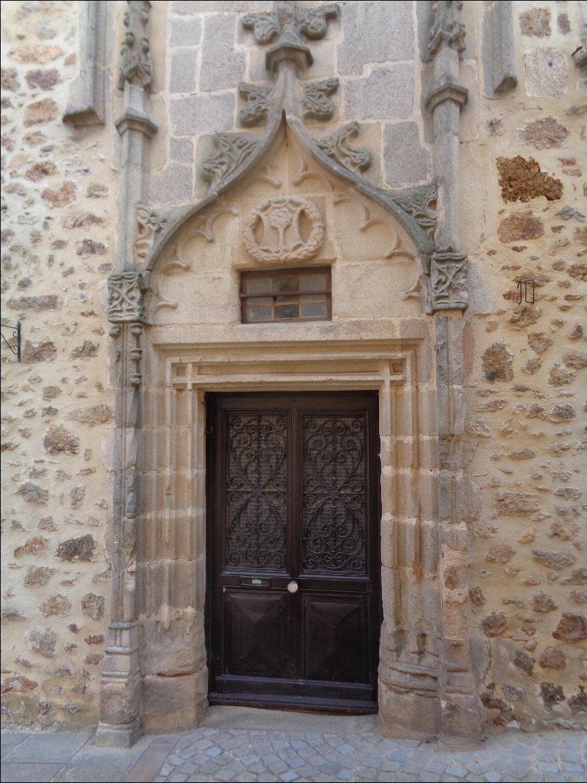 Jolie façade dans Rochechouart.