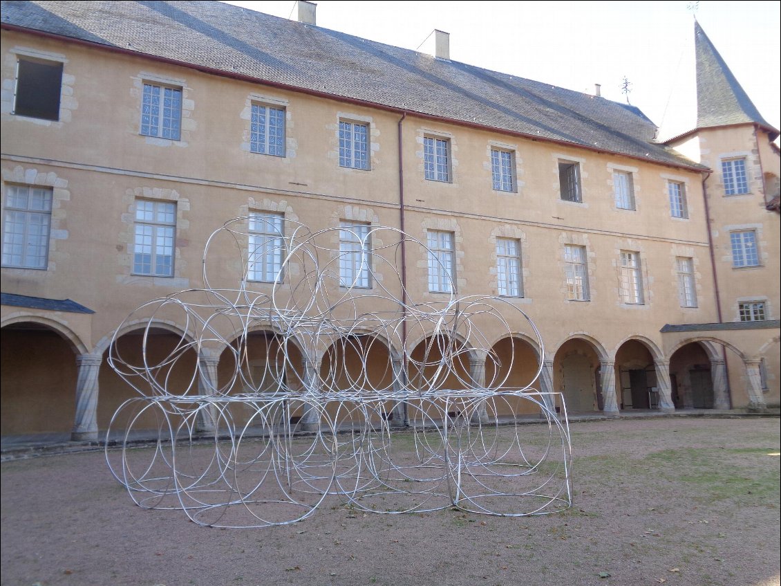 ... qui abrite une galerie d'art contemporain.