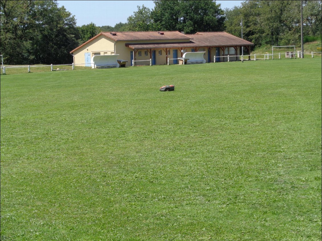 Petit robot cherche dix partenaires pour créer une équipe de foot !