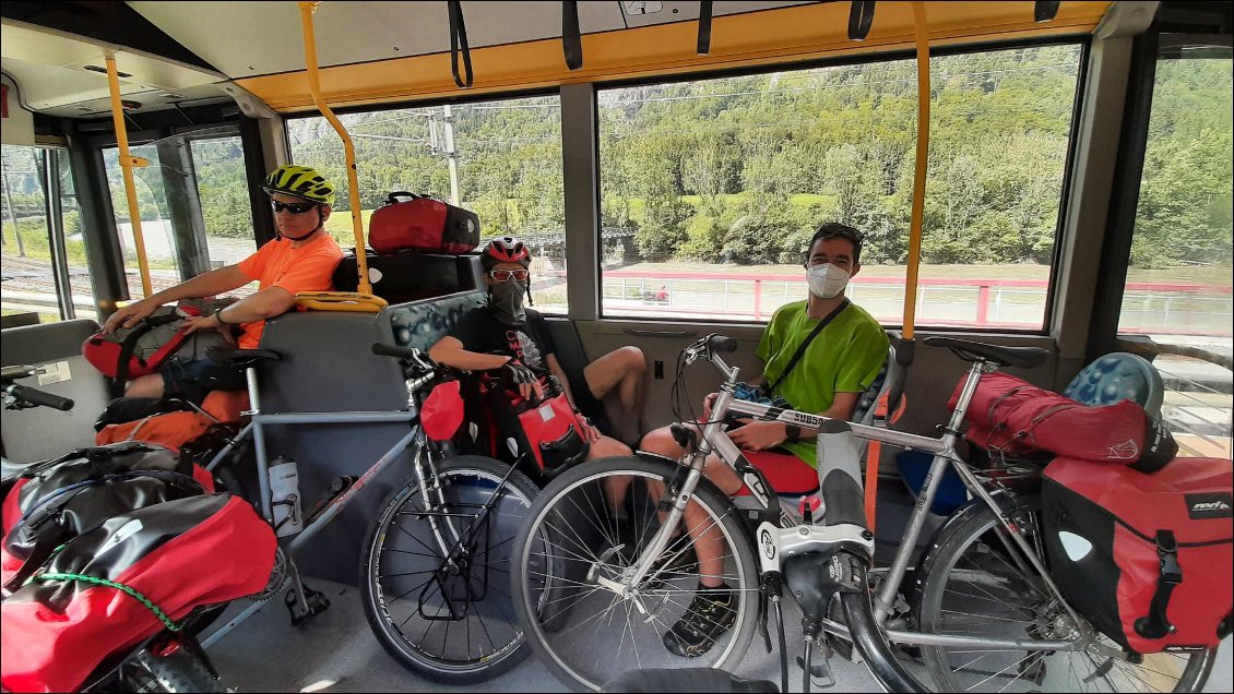 Et hop les vélos dans le bus