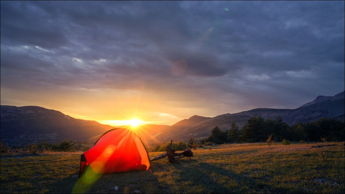 Premier bivouac, au-dessus de Coréo.
Partir de son pas de porte, c'est commencer par dormir pas loin de chez soi, en terrain très connu.