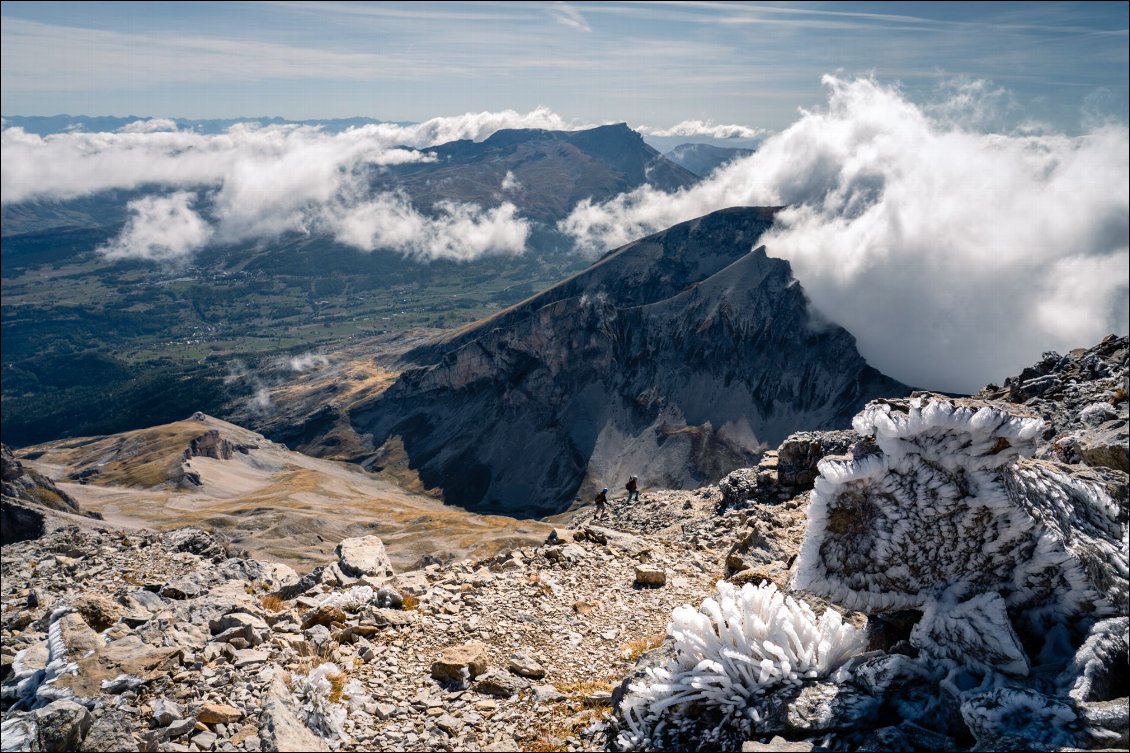 À quelques mètres du sommet, ambiance glaciale malgré le soleil, le vent souffle sans discontinuer.