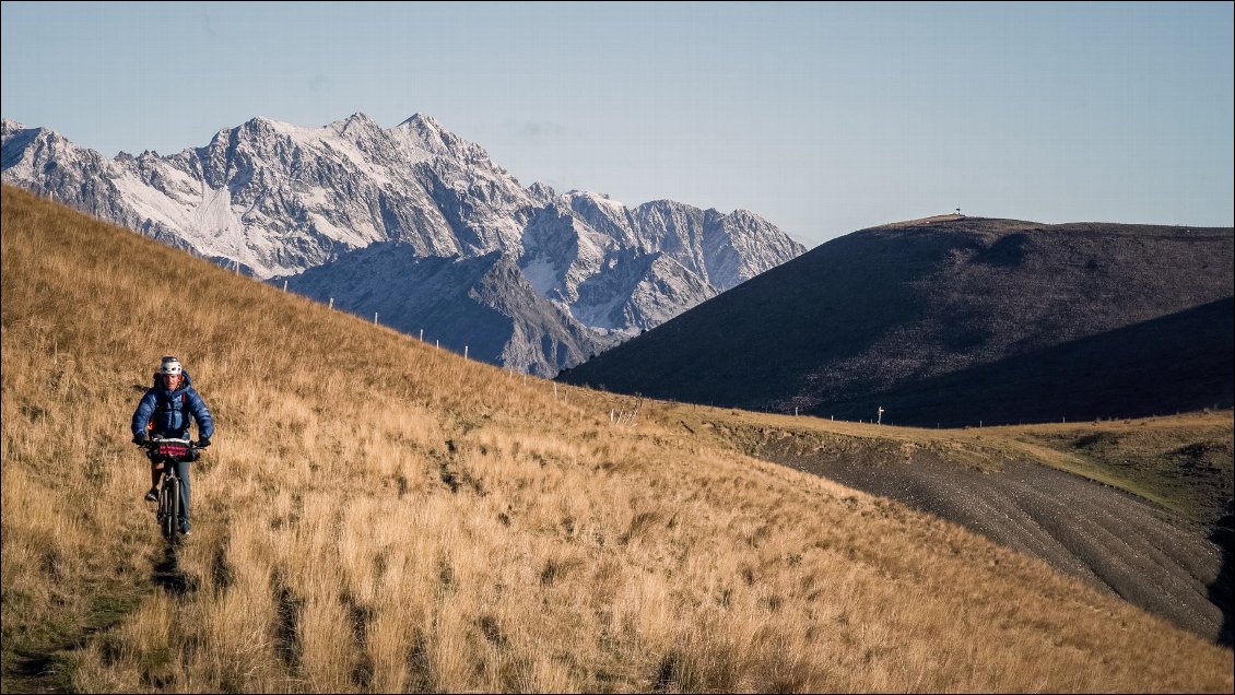 Quand l'hiver vient toquer à la porte de l'automne, la montagne se pare d'un mélange blanc et doré qui lui sied à merveille.