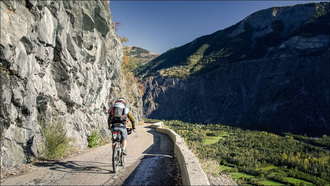 La route qui relie Villard-Notre-Dame et Bourg d'Oisans, goudronnée, semble elle aussi suspendue à la paroi.