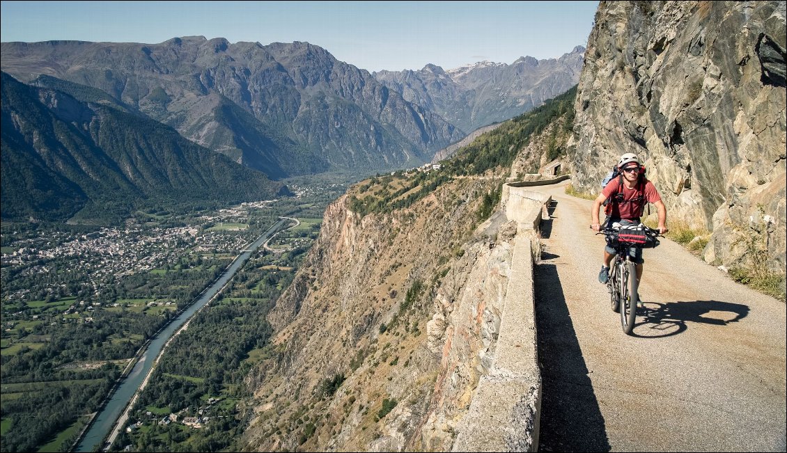 Ici, les routes sont taillées dans la falaise. Sur l'autre versant, en montant vers Auris.