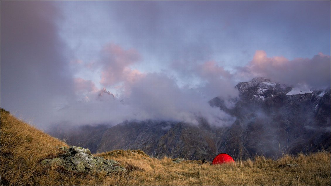 Poste d'observation, la Meije joue à cache-cache avec les nuages.