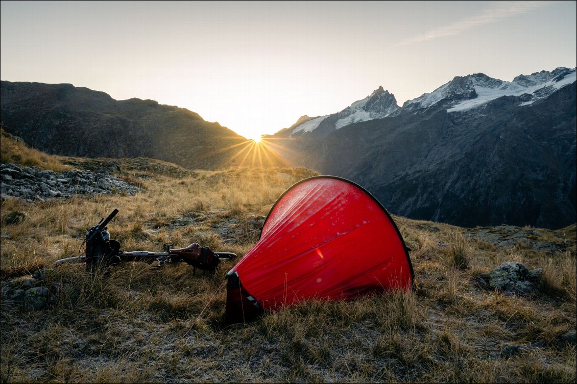 Placement de bivouac parfait, pour bénéficier du soleil le plus tôt possible.