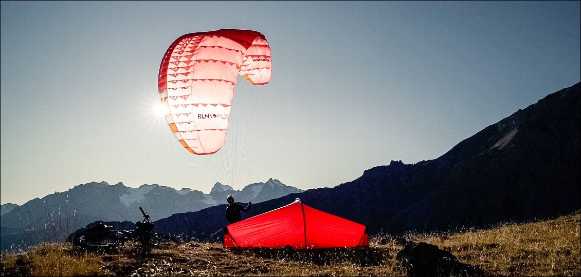 Bivouac aux alentours du col du Granon. Un petite brise est installée, j'en profite pour jouer avec ma voile.