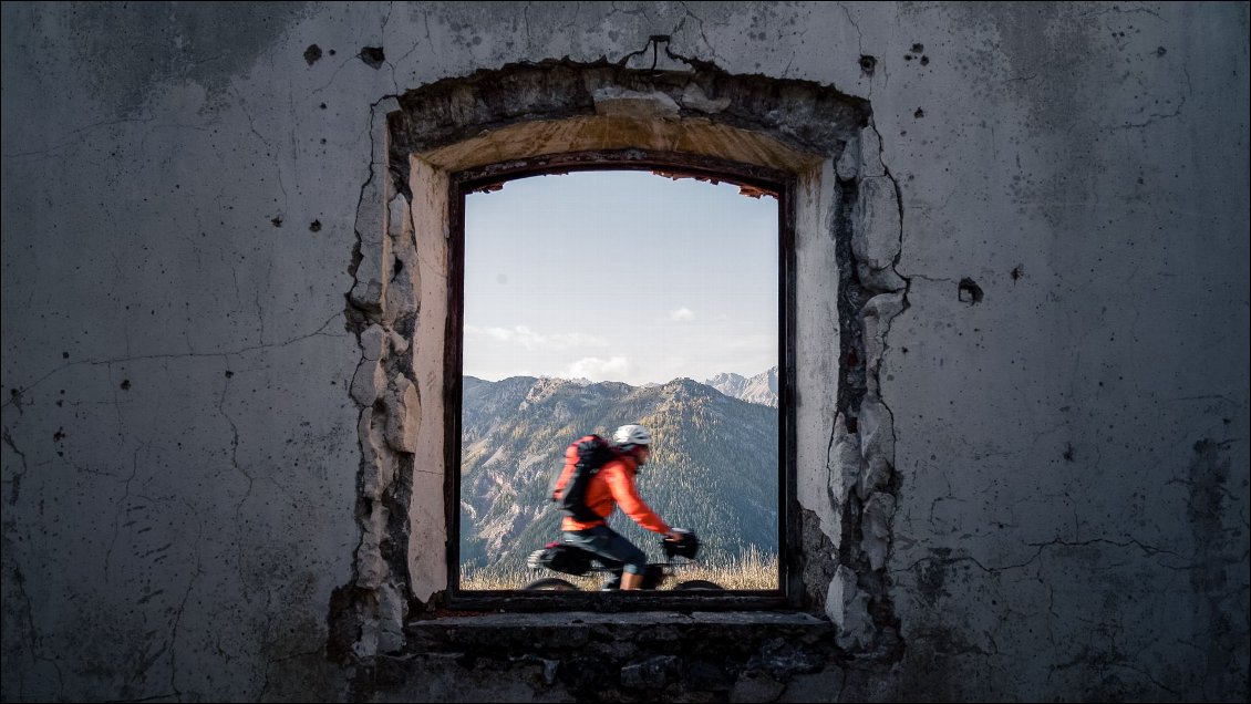 Les ruines d'anciens bâtiments militaires sont très nombreuses ici.