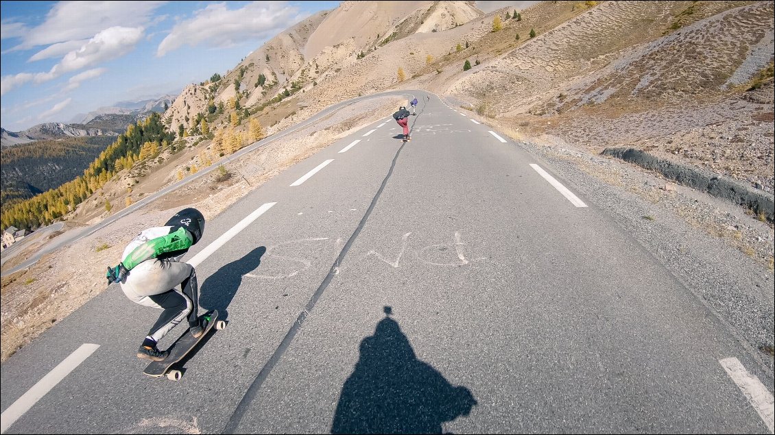 Je partage une petite descente avec eux, quitte à remonter à nouveau le col !