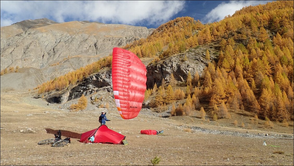 S'amuser avec la voile avant de plier le bivouac (photo prise par Olivier).