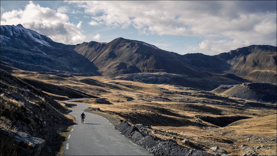 Retour sur le vélo, en direction du Col de la Bonette. Je n'y vais pas car je prends la tangente au niveau du "Faux col de Restefond".