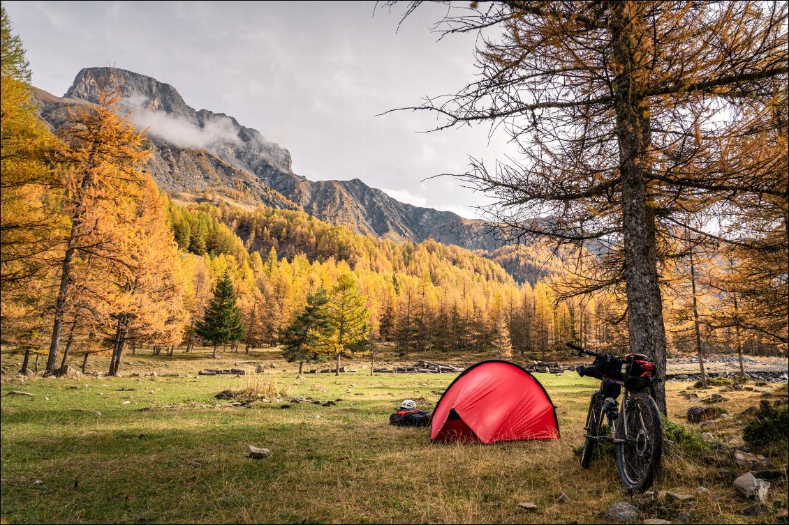 Fin octobre. Je lève le dernier bivouac, la dépression qui s'approche va tout recouvrir de neige.