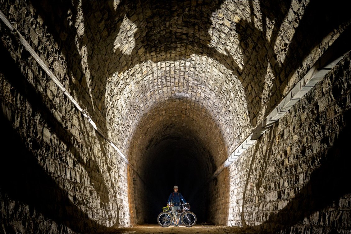 Dans les tunnels de l'ancienne voie ferrée, entre le Lauzet-Ubaye et Serre-Ponçon.