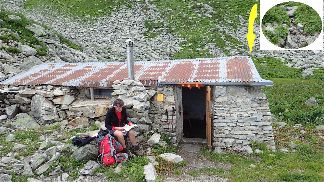 Le charmant refuge des Férices ; le captage recommandé par Dan se trouve à une trentaine de mètres derrière la ruine.