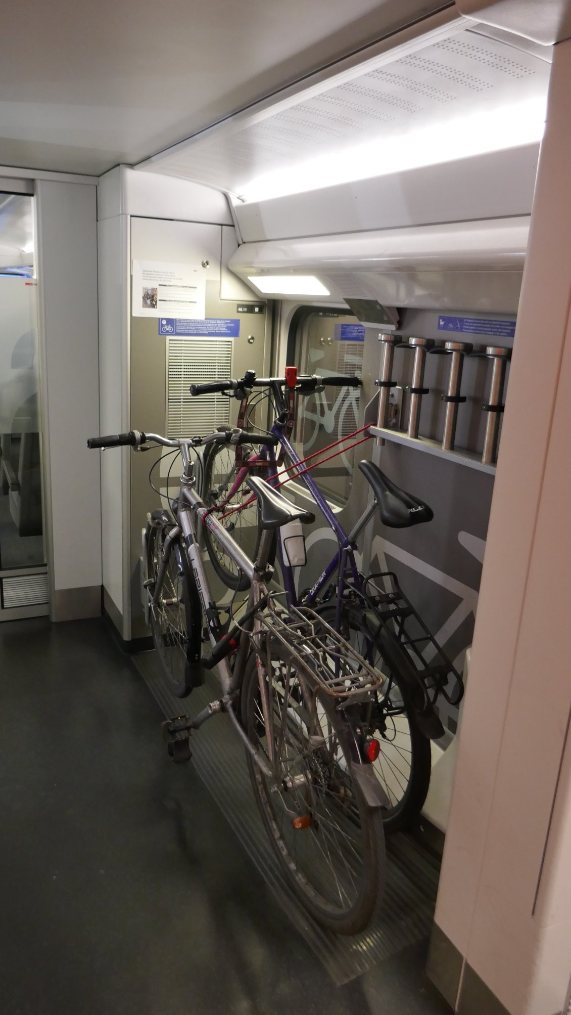 Vélos bien rangés dans l'IC1 (qui contient de multiples emplacements comme celui-ci)
