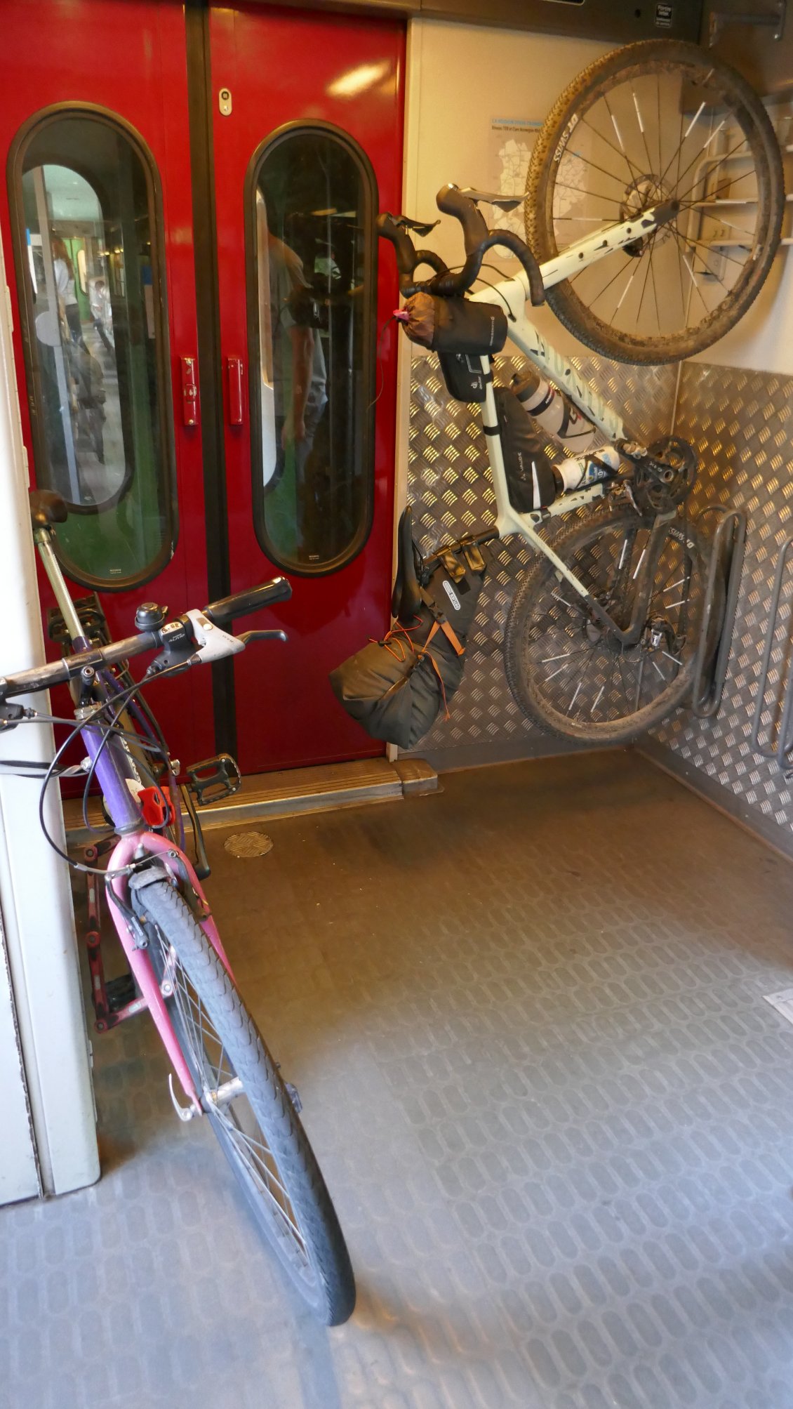 Vélos moins bien rangés dans le (vieux) TER : 1er vélo