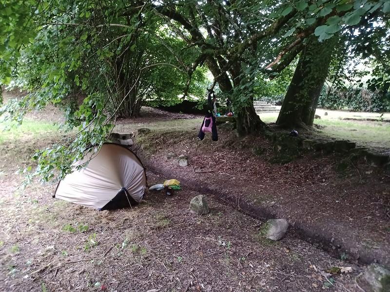 Bivouac à Sauvagnac. L'église est juste après les escaliers au fond