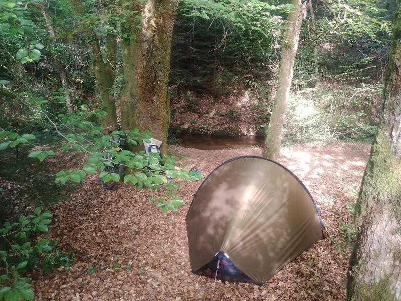 Bivouac topissime au bord du ruisseau de la Mourne (seul endroit possible)