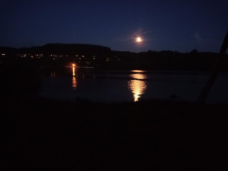 Lac de Vassivière, pointe de Pierrefitte. Dur le point de vue le soir