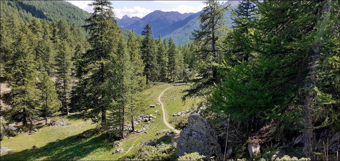 chemin le long de la Clarée
