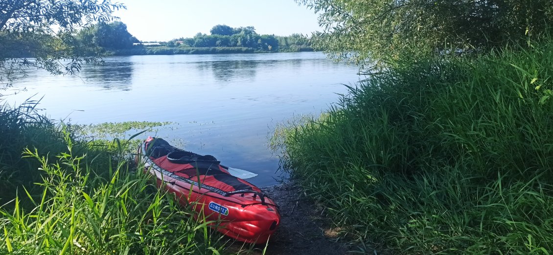 J1. Mise à l'eau non loin du camping. C'est le grand départ pour poursuivre mon itinérance stoppée l'an passé. Il m'a fallut quelques essais pour arriver à agencer les 16 jours de nourriture dans le kayak.