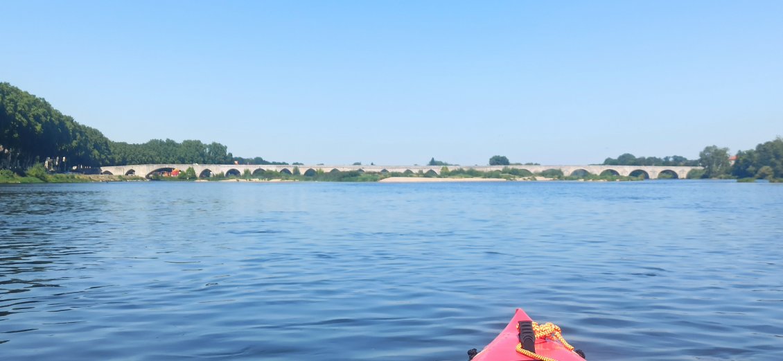 J1. Le pont de Beaugency. Souvent remanié depuis le 12e siècle, d'après mon topo-guide c'est probablement l'un des plus beaux que la Loire puisse offrir.