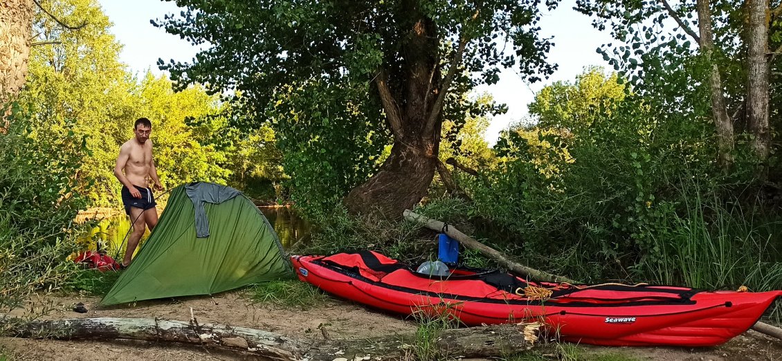 J1. Premier bivouac sur une île, environ 5 km après Beaugency. L'avantage d'être sur l'eau c'est que la chaleur ne se fait pas trop ressentir, mais dès que je la quitte il fait très chaud ...