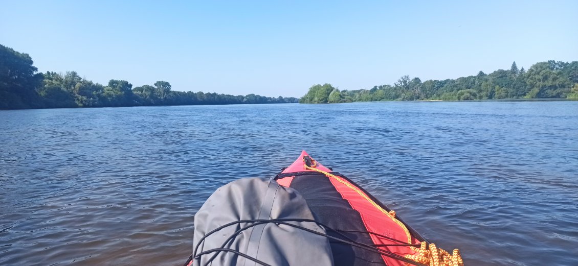 J1. La Loire dans toute son envergure. Première impression par rapport à ma courte randonnée de juin, le courant est bien plus timide ce qui ne facilite pas l'avancée.