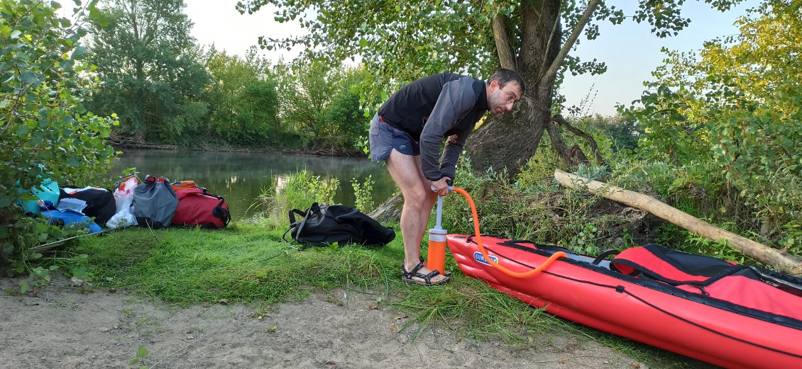 J2. Dans les manutention du matin, il me faut redonner de la pression aux boudins du kayak.