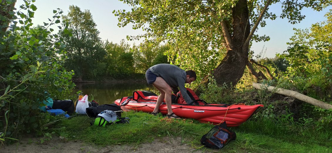 J2. Et bien sûr, ranger et charger les affaires. Comme j'aime le dire, le bivouac c'est le sport avant et après le sport.