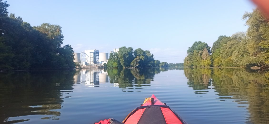 J2. Centrale nucléaire de Dampierre-en-Burly, quelques peu disgracieux dans ce paysage plat. 6 km après Beaugency.