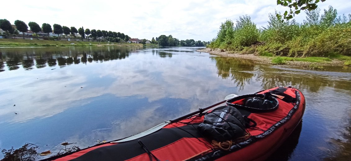 J2. Pause méridienne face à Saint-Dyé. C'est le port où sont arrivés les matériaux pour la construction du château de Chambord, plus grand château de la Loire.