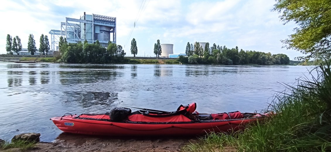 J2. Remise à l'eau du kayak 300 mètres plus loin. La manutention impose systématiquement de tout décharger et recharger.