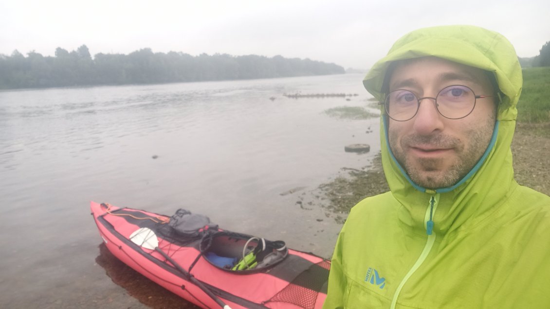 J3. Pour ce troisième jour, chute vertigineuse des températures et pluie. J'ai dormi au camping de Blois, car la veille je voulais visiter le château de Chambord mais ralenti par le vent de face je suis arrivé trop tard.