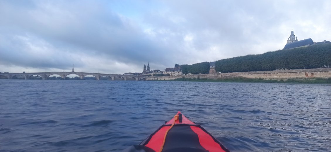 J3. Vue sur le centre historique de Blois. Après le passage des vestiges d'un barrage, c'est au tour du vieux pont Jacques-Gabriel dont l'aval de ses piles est encombré des pierres restant du précédent pont écroulé. Décidément la Loire recèle d'une multitude de petites difficultés cachées.